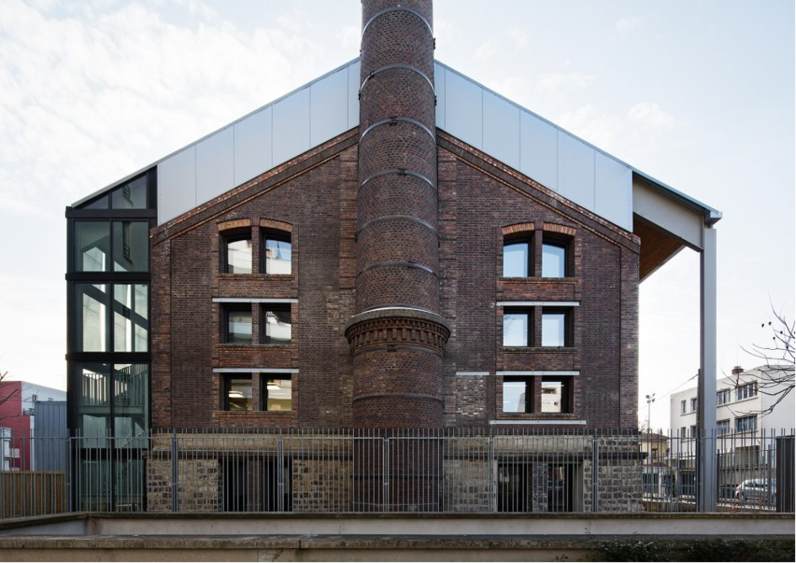 Façade à la cheminée réhabilitée par Philippe Prost architecte.